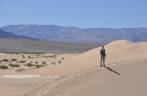 Caminhando nas Mesquite Dunes, no Death Valley National Park, na Califórnia - EUA